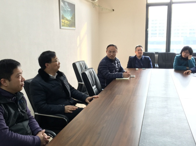 图36165cc金沙总站姜斌院长和电气工程党支部党员们进行讨论和交流_副本.jpg